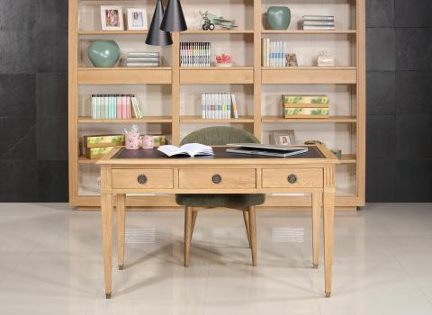 Bureau 3 tiroirs Simon ralis en Chne de style Directoire Surface d'criture recouverte d'une moleskine noir, sabots laiton aux 4 pieds