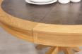 Table ronde Contemporaine Romain, diamtre 120 cm ralise en chne avec un pieds central et 1 allonge portefeuille de 50 cm Cramique IRONGREY 