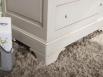 Bonnetire 1 porte 1 tiroir Lucas ralise en chne massif de style Louis Philippe Finition Chne Bross Gris Perle