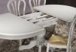 Table ovale pied central Romain ralise en Chne Massif de style Louis Philippe 150x110  Finition Chne Bross Gris Perle