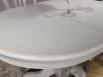 Table ovale pied central Romain ralise en Chne Massif de style Louis Philippe 150x110  Finition Chne Bross Gris Perle