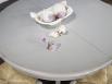  Table ronde pied central réalisée en Chêne Massif de style Louis Philippe DIAMETRE 120 avec 2 allonges de 40 cm Finition Gris Perle