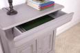 Petit Buffet 2 portes 4 tiroirs Thimoty ralis en chne massif de style Louis Philippe Finition Chne Bross Gris Patin SEULEMENT 1 DISPONIBLE